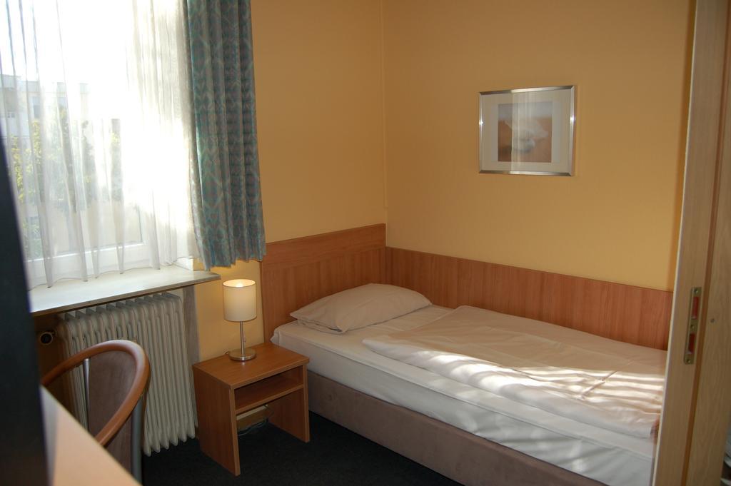 Hotel Adler Neulussheim Room photo